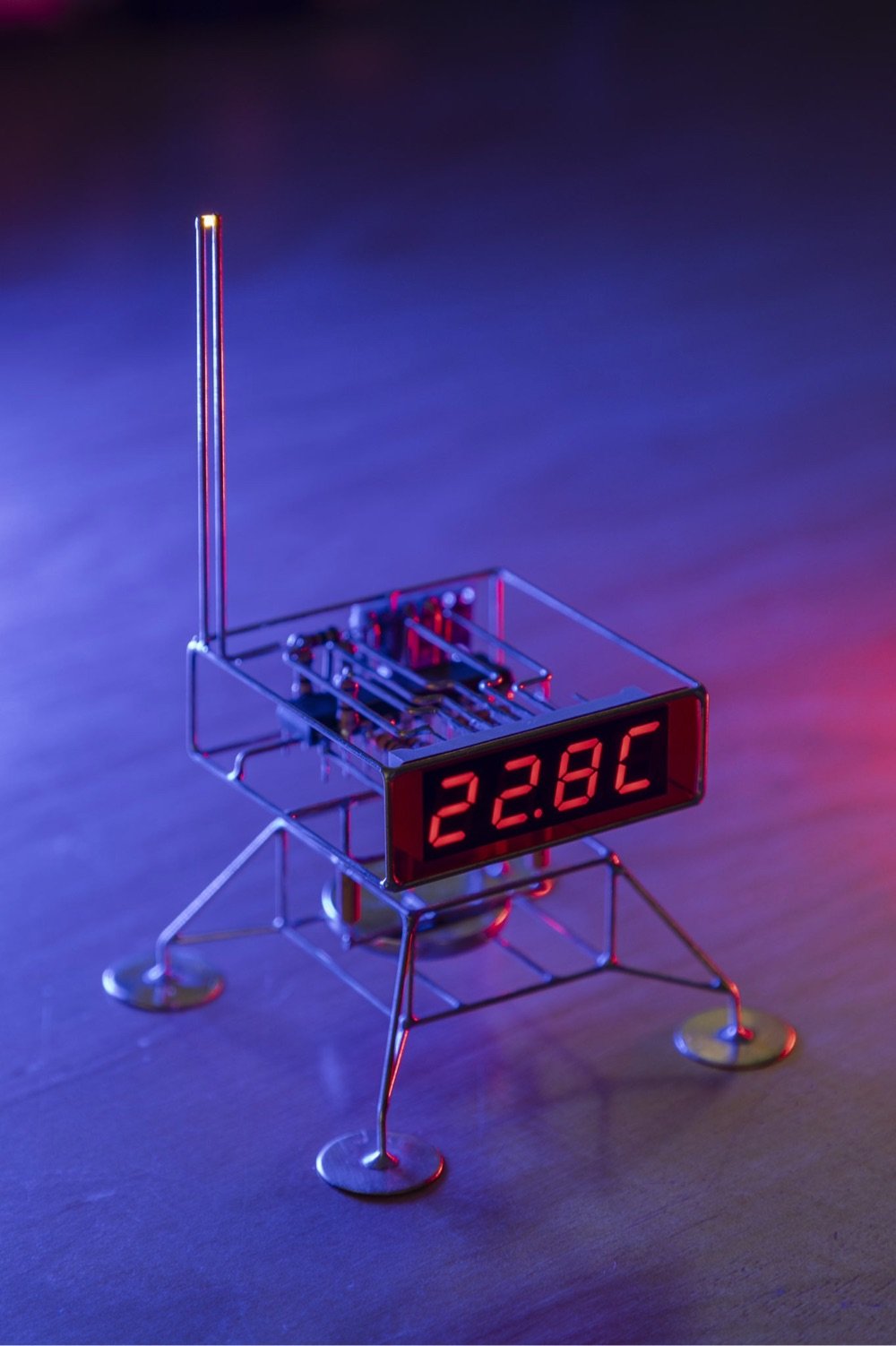 a little desktop sculpture that displays the temperature